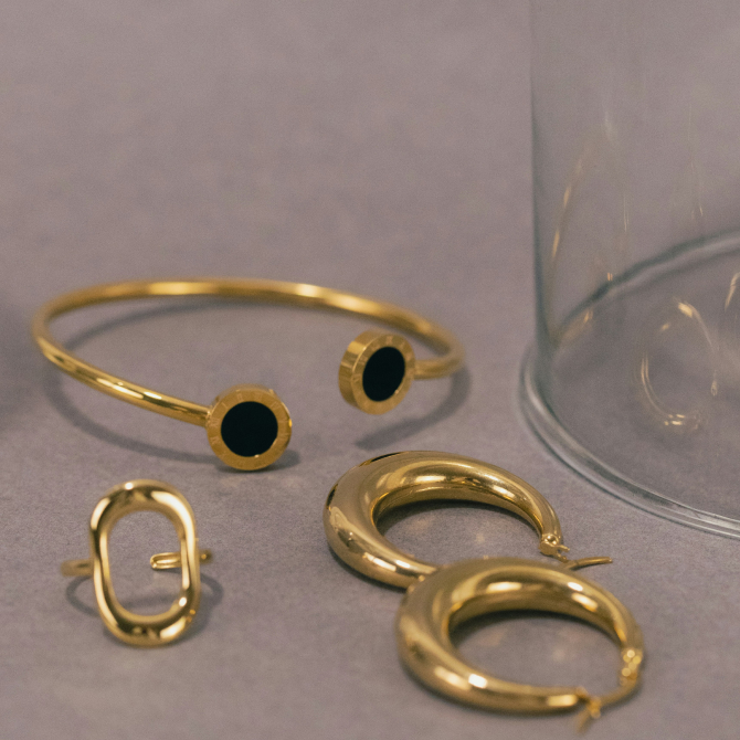 ピアスとリング、ブレスレットの写真